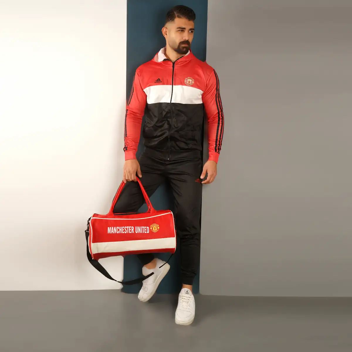 کیف ورزشی قرمز مدل Manchester United
